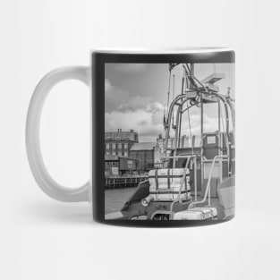 RNLI lifeboat in Great Yarmouth harbour Mug